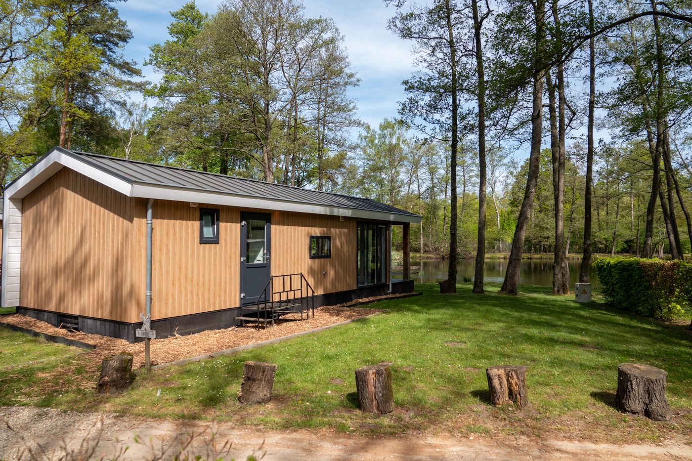 Recreatiewoning met houten gevel aan het water