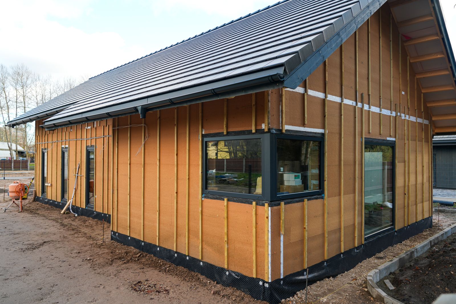Houten woning met gevelopbouw in aanbouw